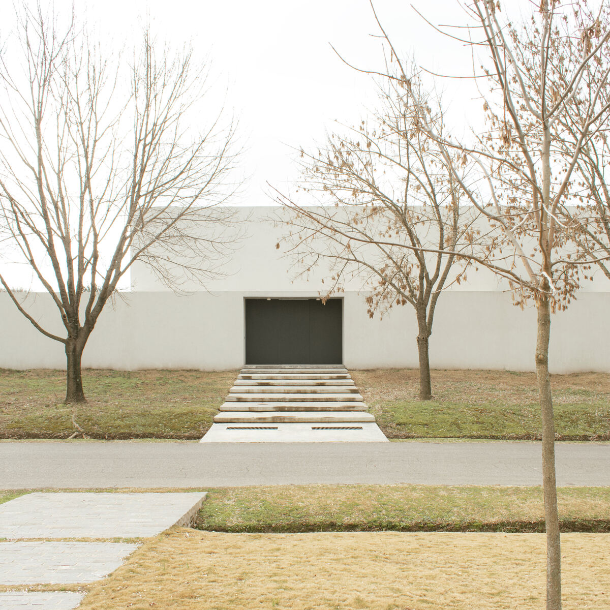 Desarrollo residencial de arquitectura ultra moderna — acceso principal