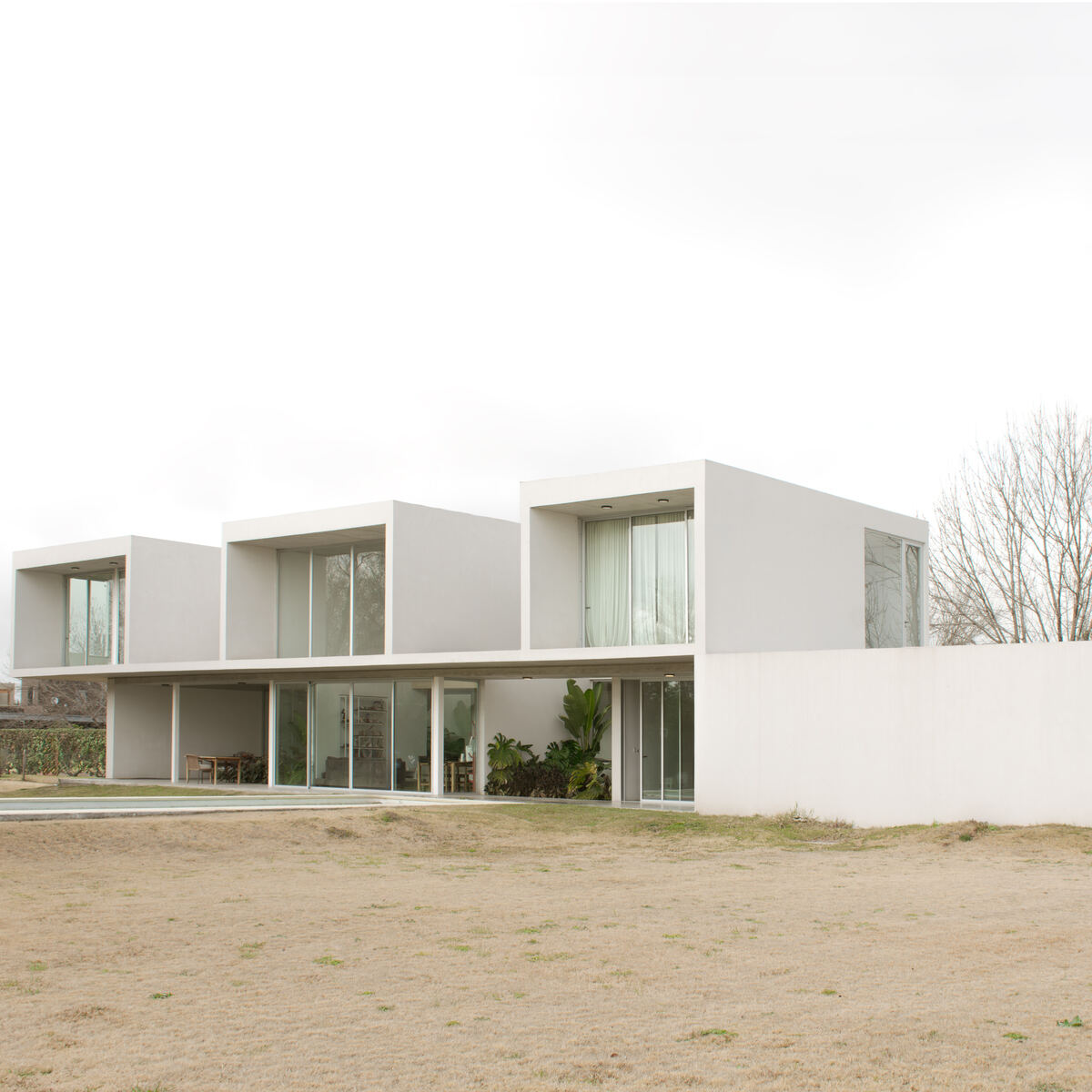 Desarrollo residencial de arquitectura ultra moderna — fachada y pileta