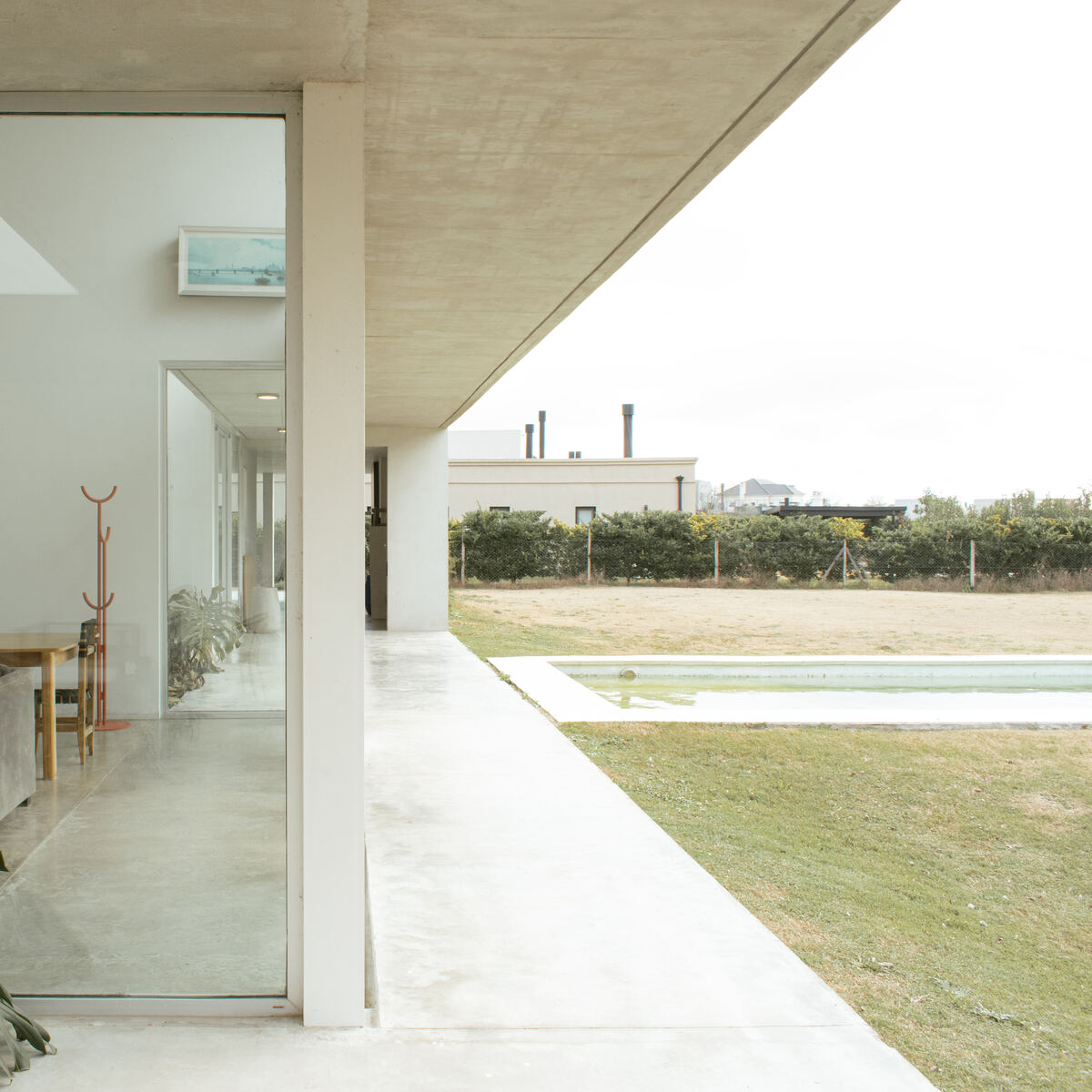 Desarrollo residencial de arquitectura ultra moderna — galería y pileta