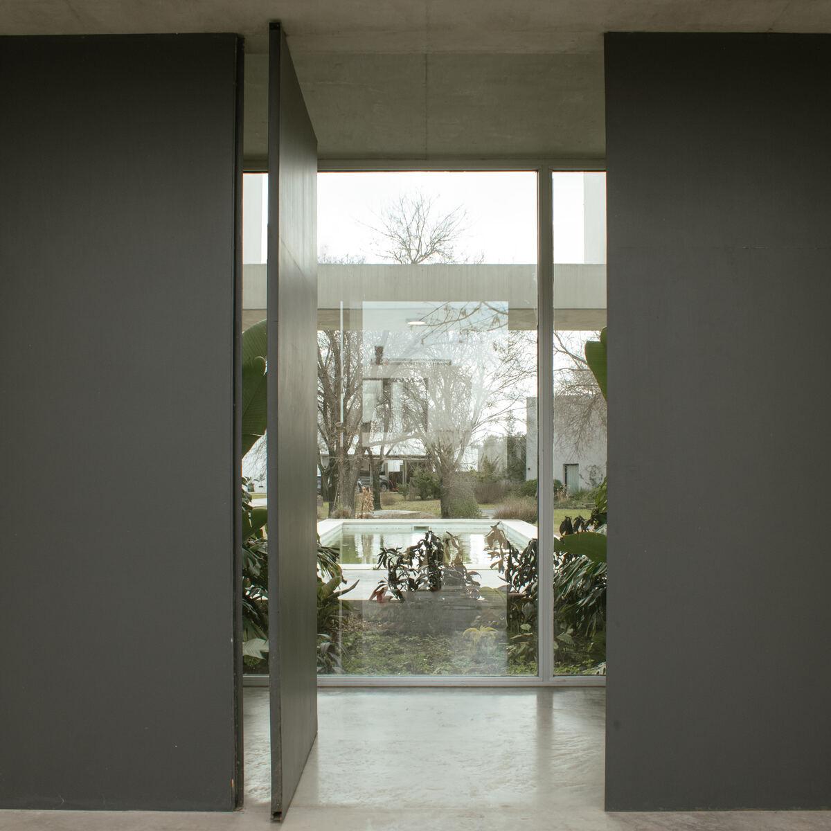 Desarrollo residencial de arquitectura ultra moderna — acceso con vista a pileta