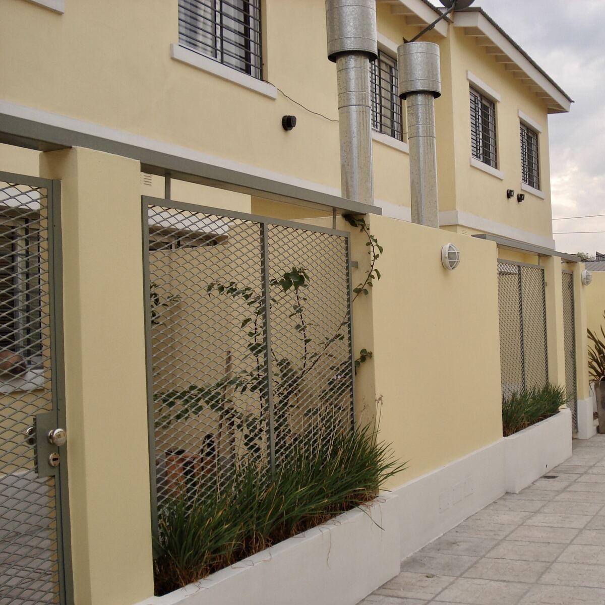 Colaboración en dúplex y edificio de dos torres — fachada y patios