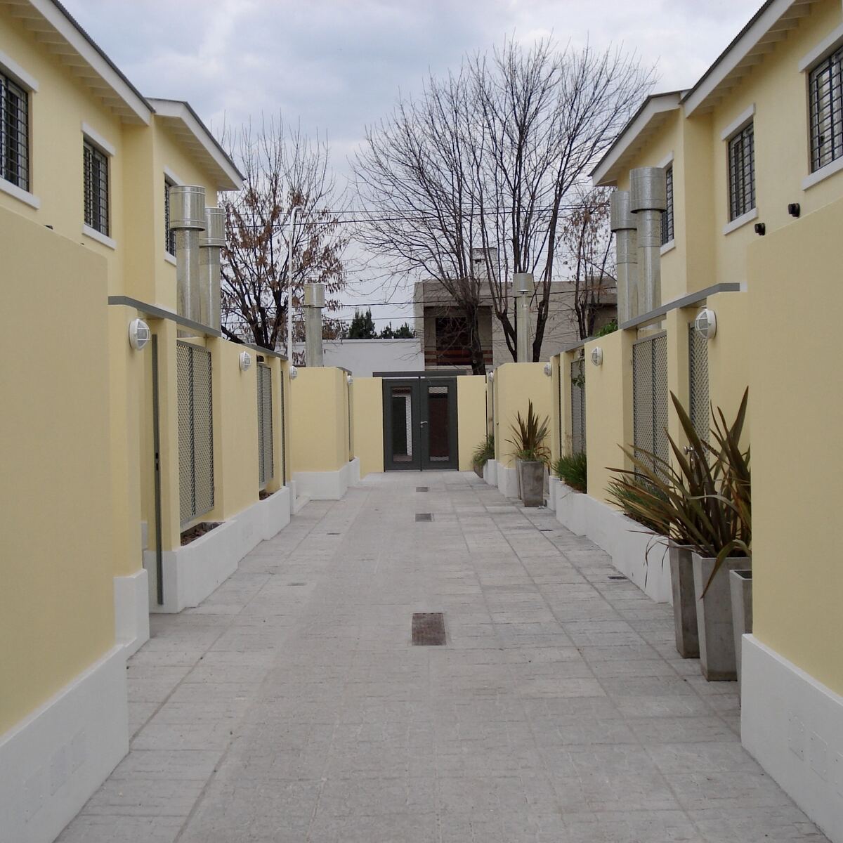 Colaboración en dúplex y edificio de dos torres — pasillo interno