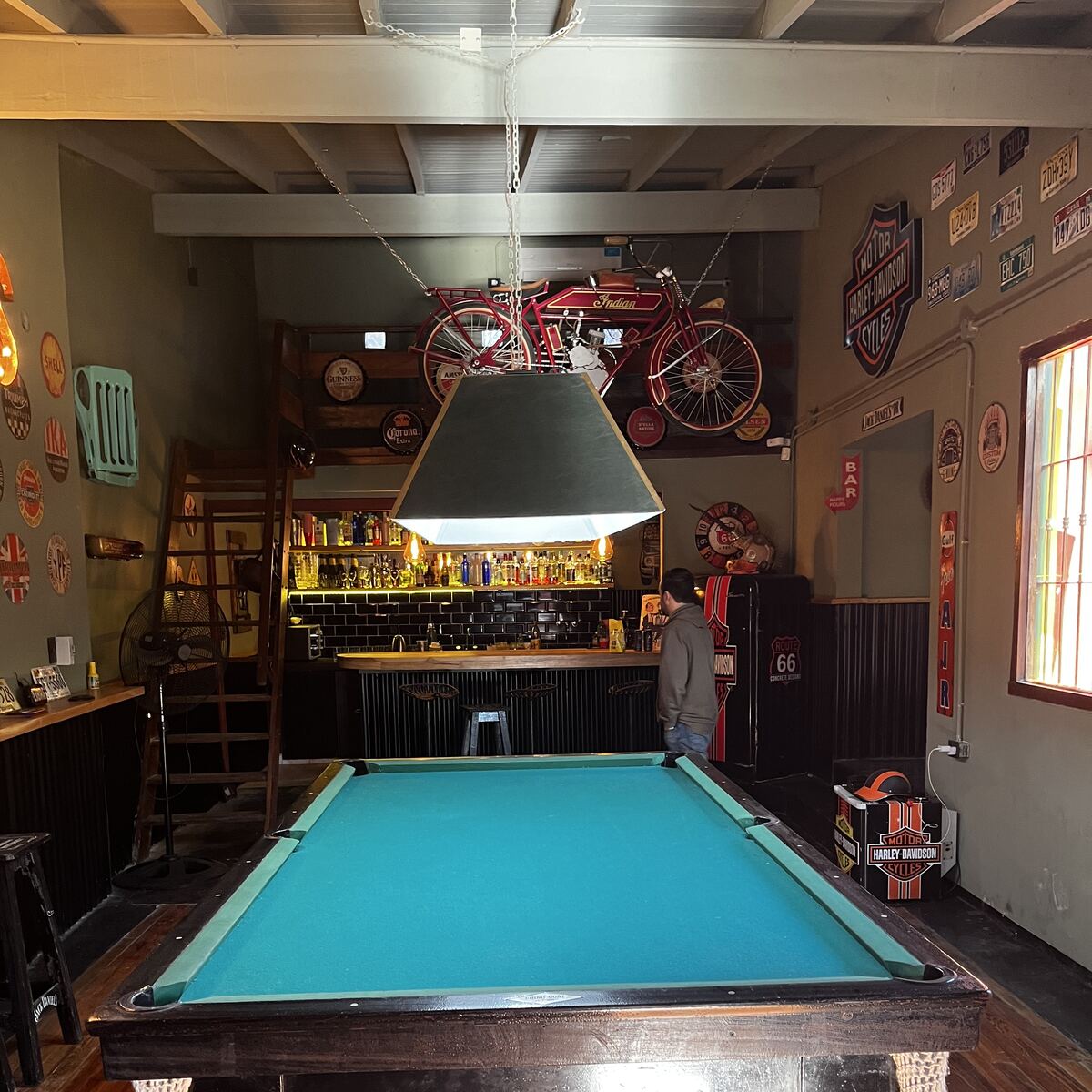 Transformación de quinta en club automotor — salón de pool y bar