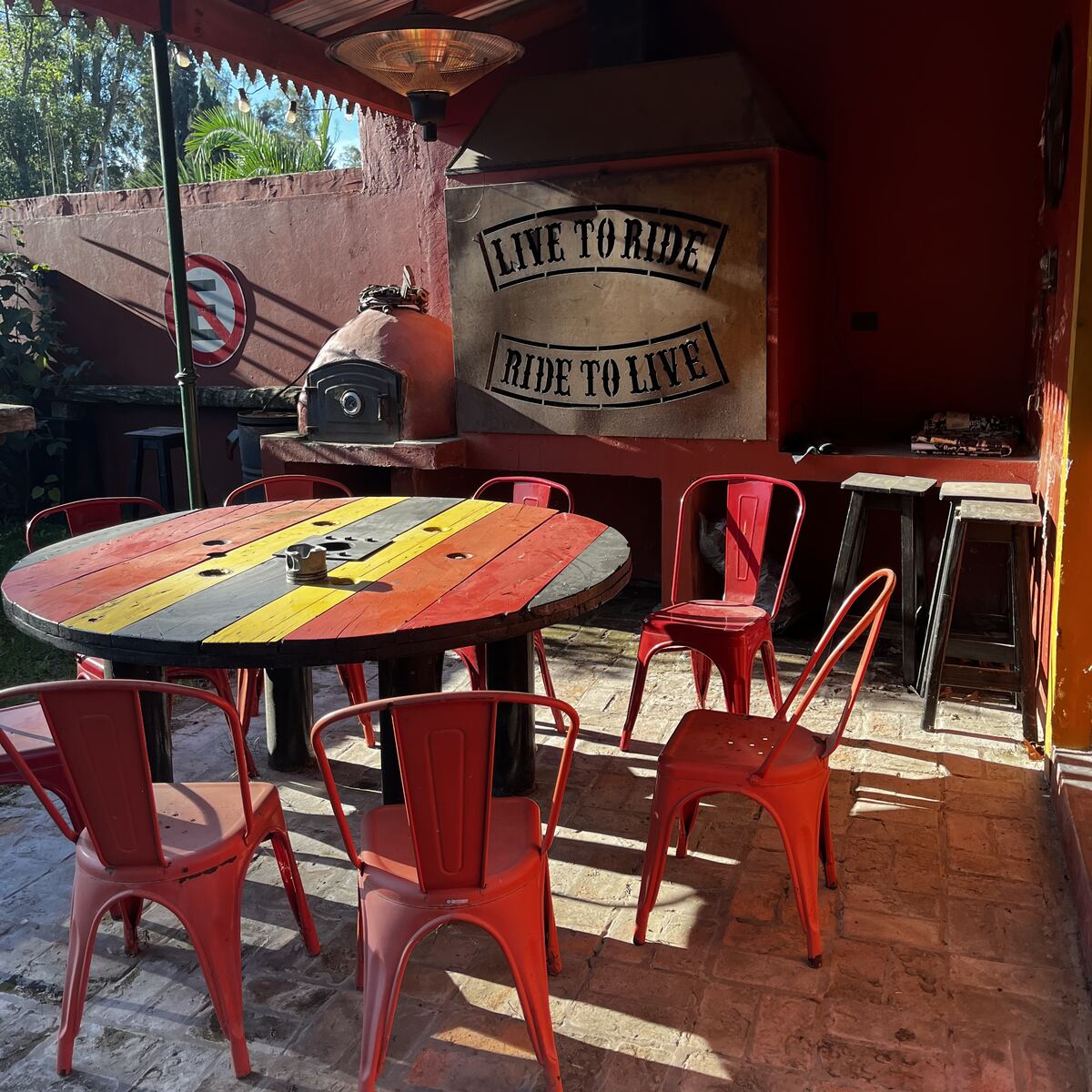Transformación de quinta en club automotor — parrilla y patio