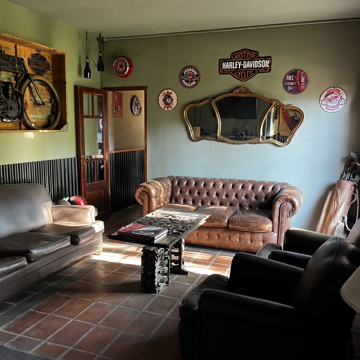 Transformación de quinta en club automotor — living