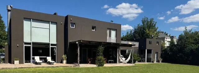 Construcción residencial familiar en dos lotes unificados — jardín trasero