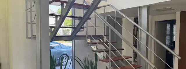 Construcción residencial familiar en dos lotes unificados — escalera interior